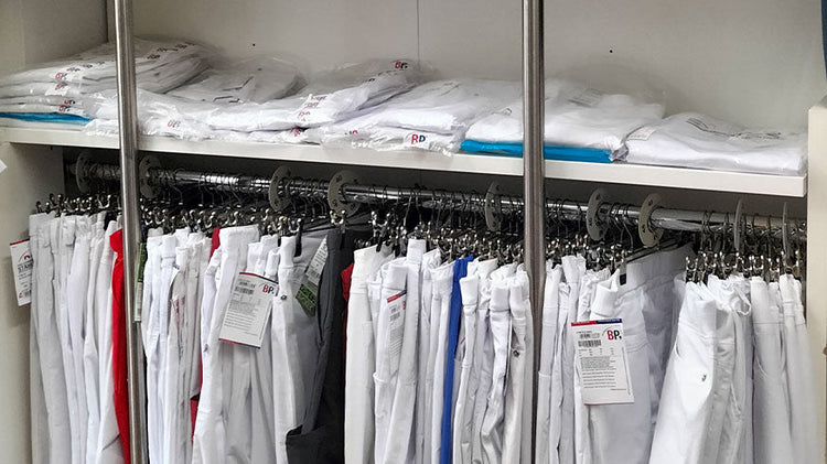 Pflegebekleidung und medizinische Arbeitskleidung im Fachgeschäft Rosenheim